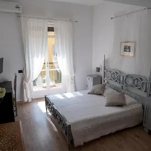 Beautiful Floral On Navigli Apartment